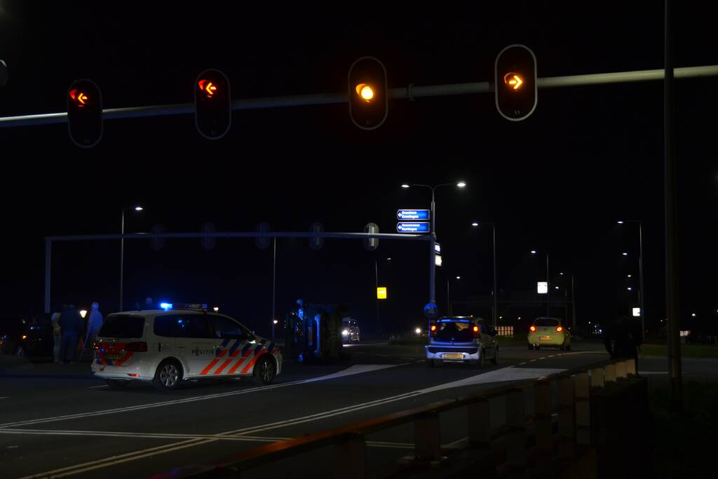 Auto belandt op zijkant na ongeval