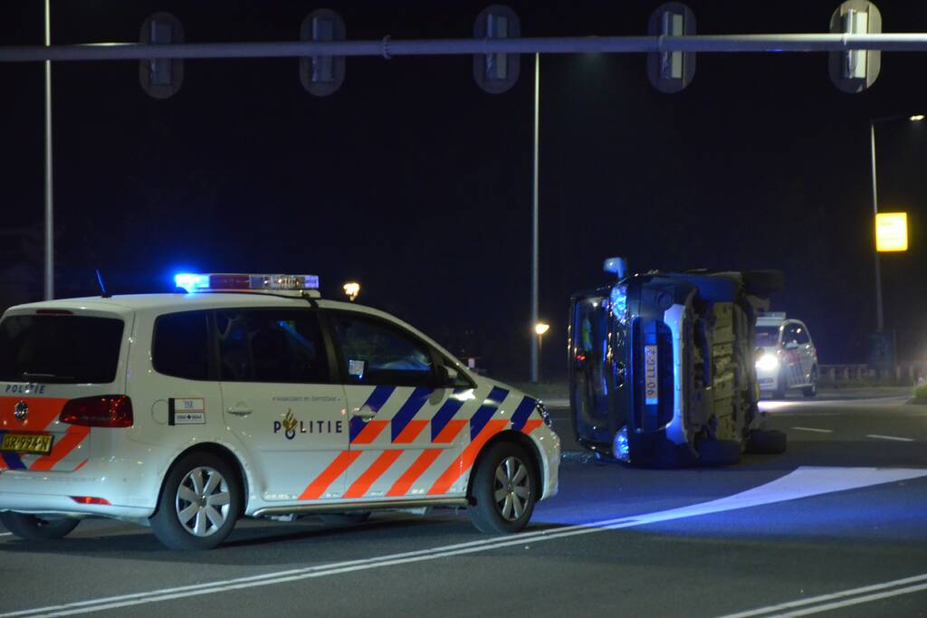 Auto belandt op zijkant na ongeval