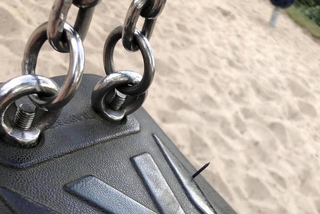 Spijkers in schommel geslagen in wijk Achtse Barrier