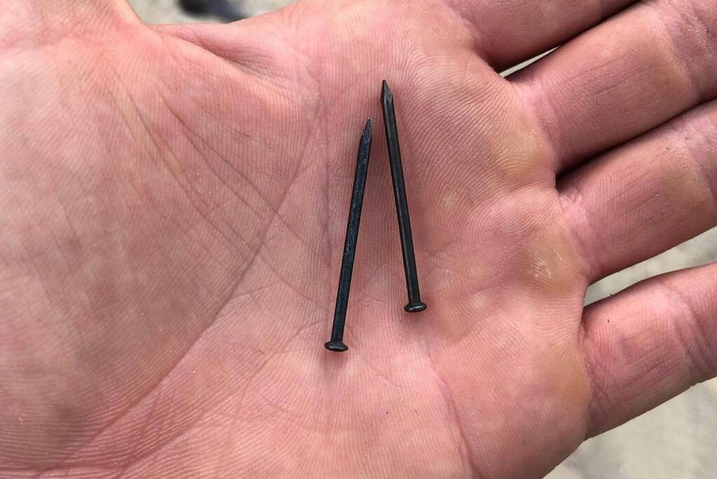 Spijkers in schommel geslagen in wijk Achtse Barrier