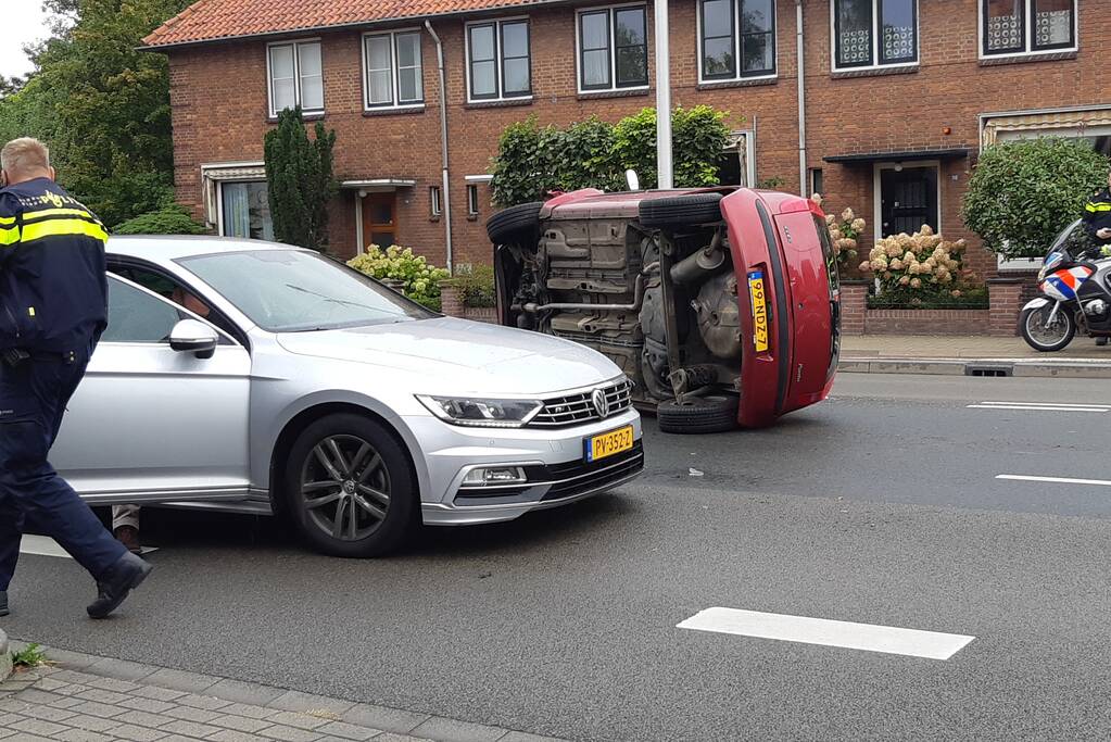 Auto op zijn kant na ongeval