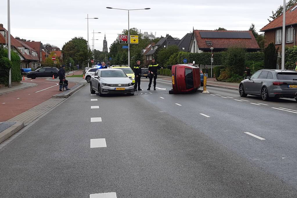 Auto op zijn kant na ongeval