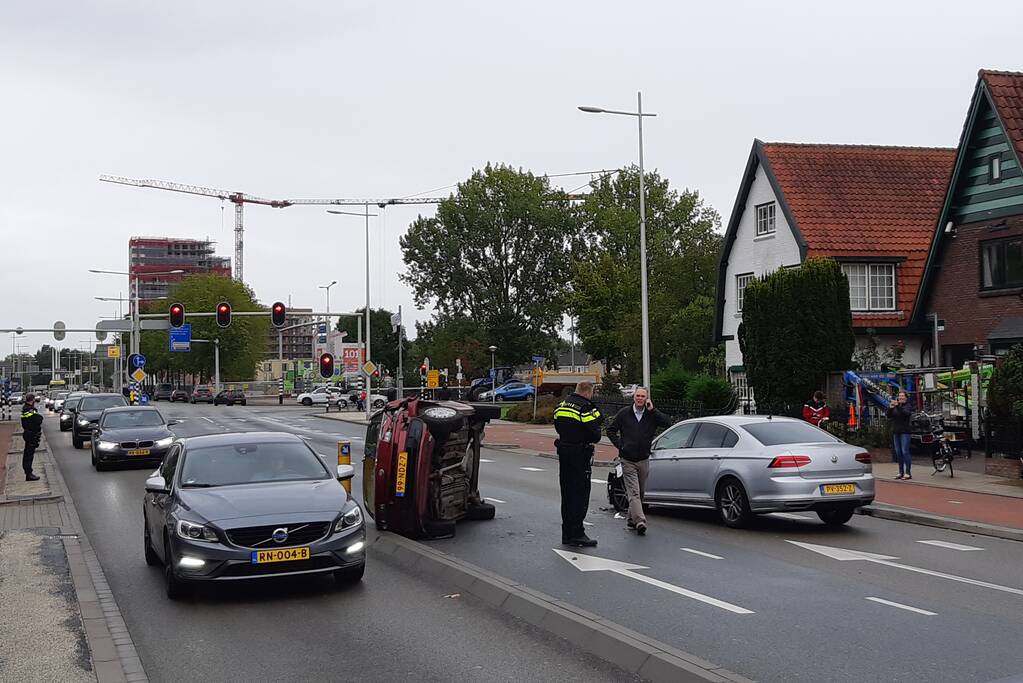Auto op zijn kant na ongeval