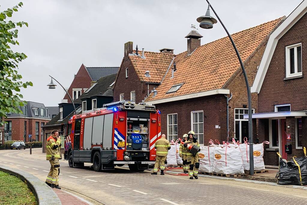 Brandweer veegt schoorsteen na brand