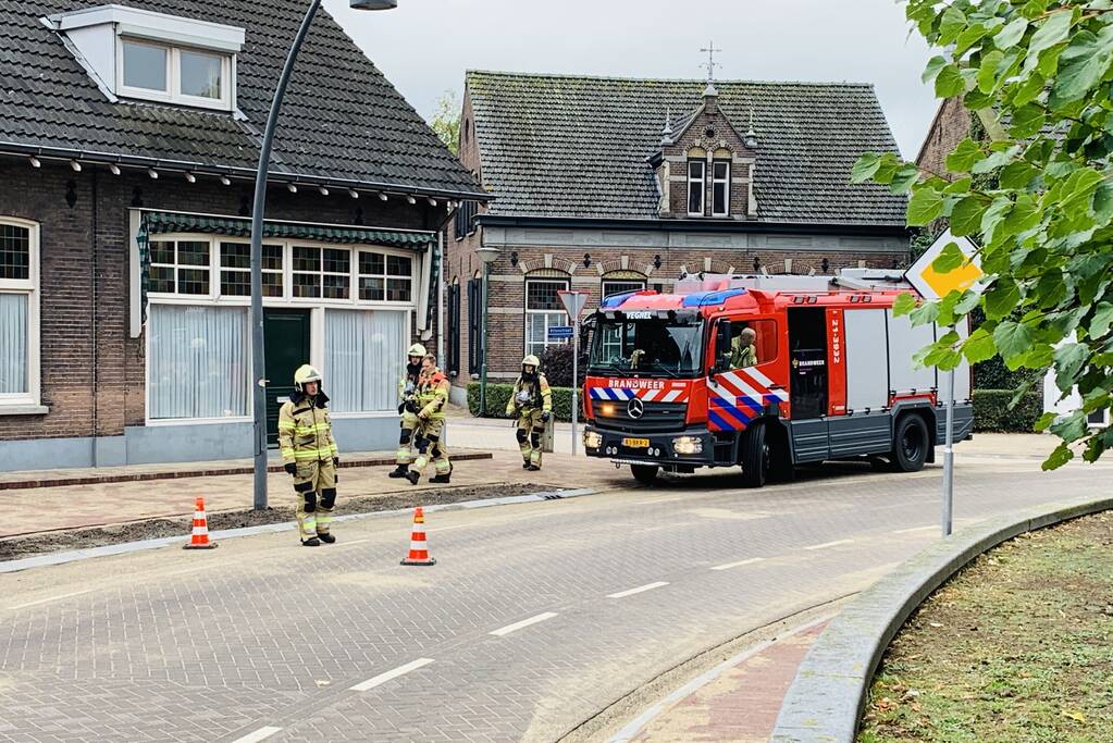 Brandweer veegt schoorsteen na brand