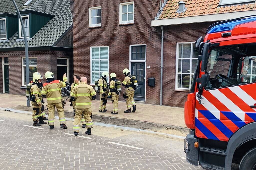 Brandweer veegt schoorsteen na brand