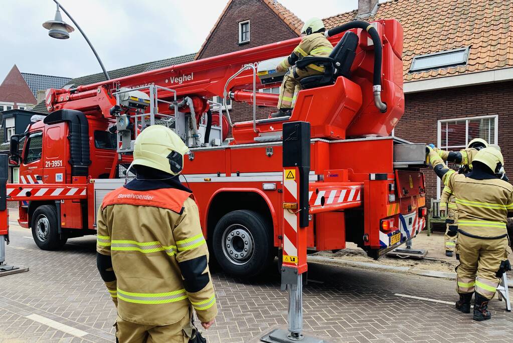 Brandweer veegt schoorsteen na brand
