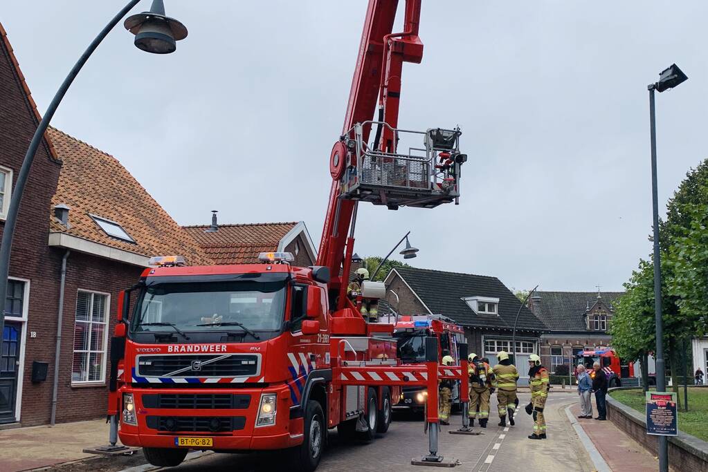 Brandweer veegt schoorsteen na brand
