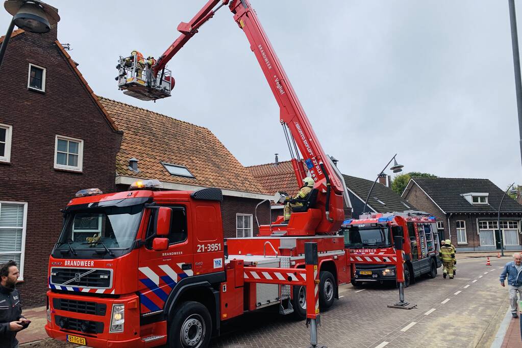 Brandweer veegt schoorsteen na brand