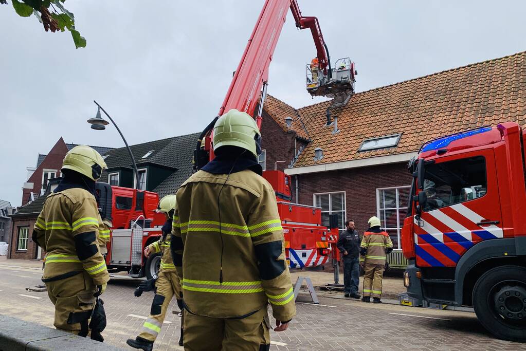 Brandweer veegt schoorsteen na brand