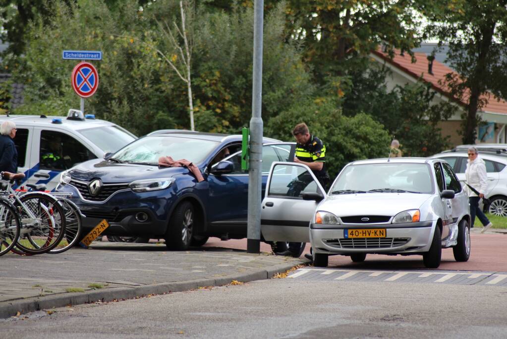 Twee auto's botsen op kruising in Poortambacht