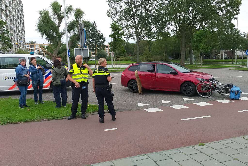 Fietsster gewond na botsing met auto op kruising