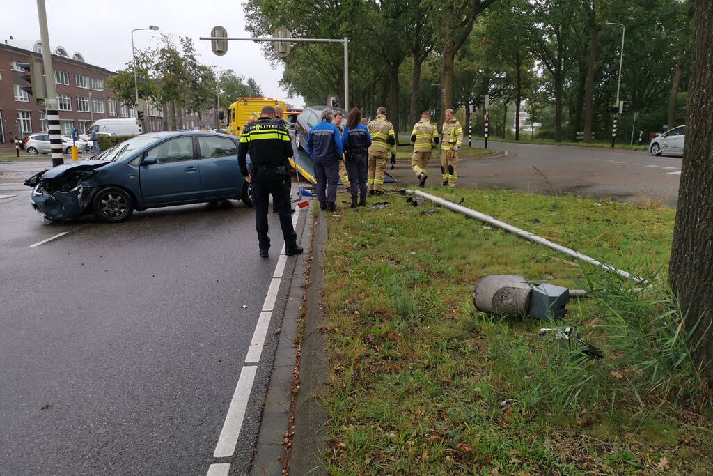 Automobilist rijdt lantaarnpaal uit de grond na botsing