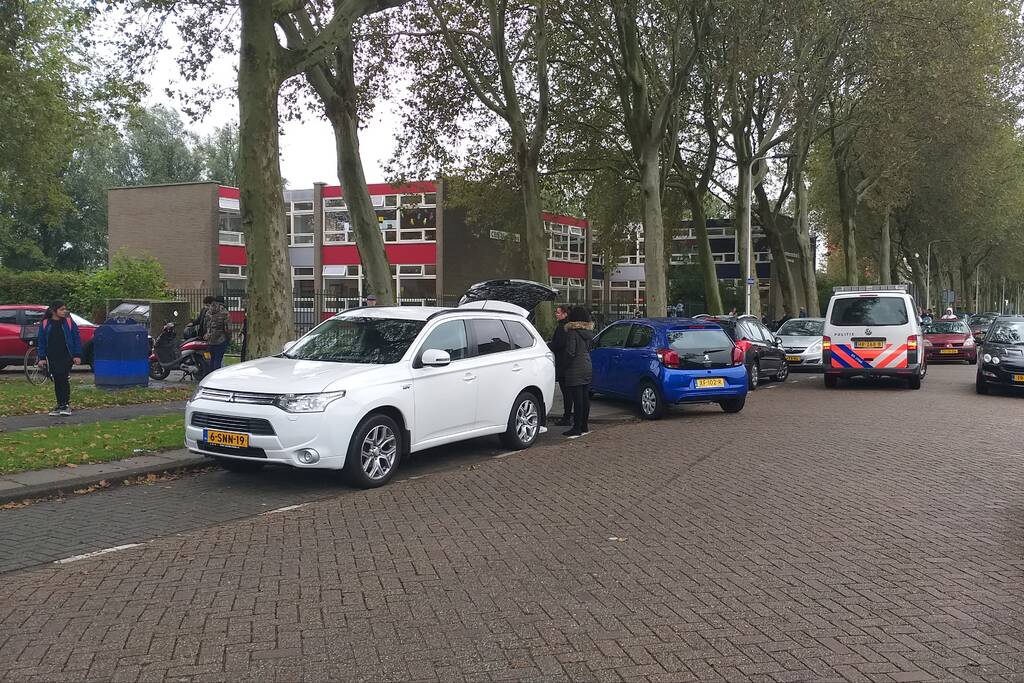 Scooterrijder rijdt in flank afslaande auto in Sterrenkwartier