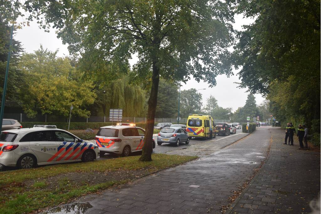 Automobilist met gewonde op achterbank vraagt ambulancemedewerkers om hulp