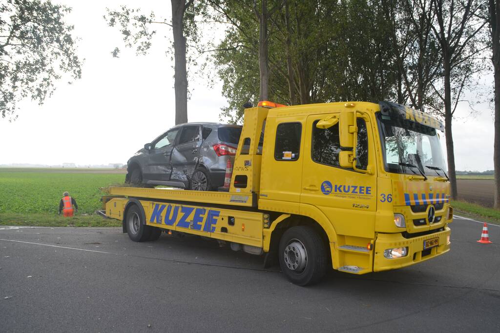 Auto rijdt van talud na aanrijding