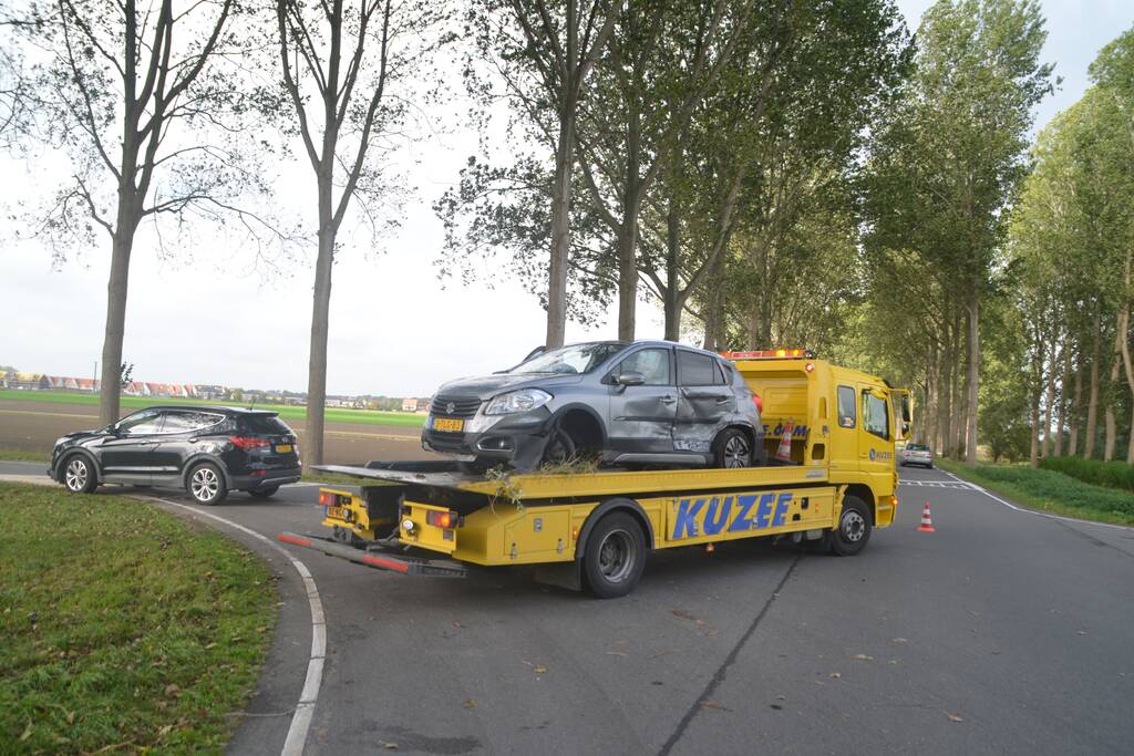 Auto rijdt van talud na aanrijding