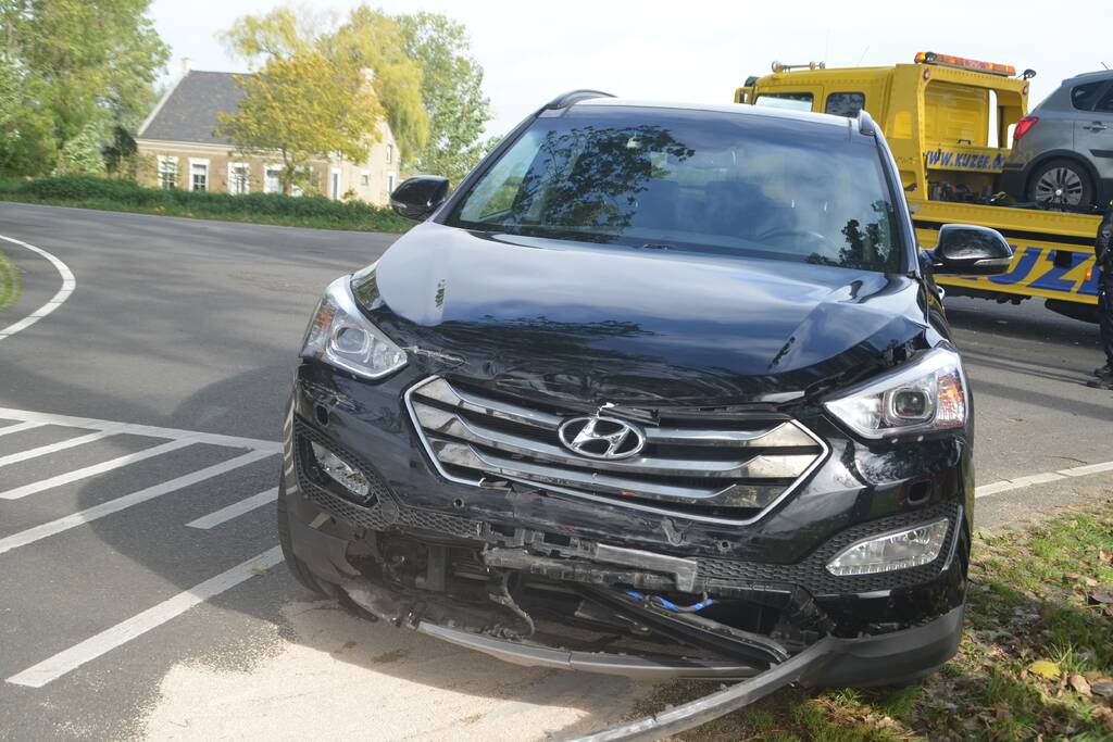 Auto rijdt van talud na aanrijding