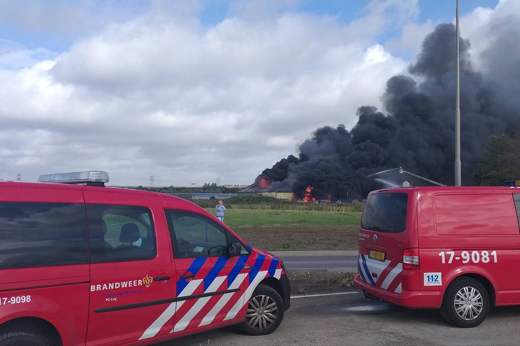 Uitslaande brand in loods aan de Rijsoord