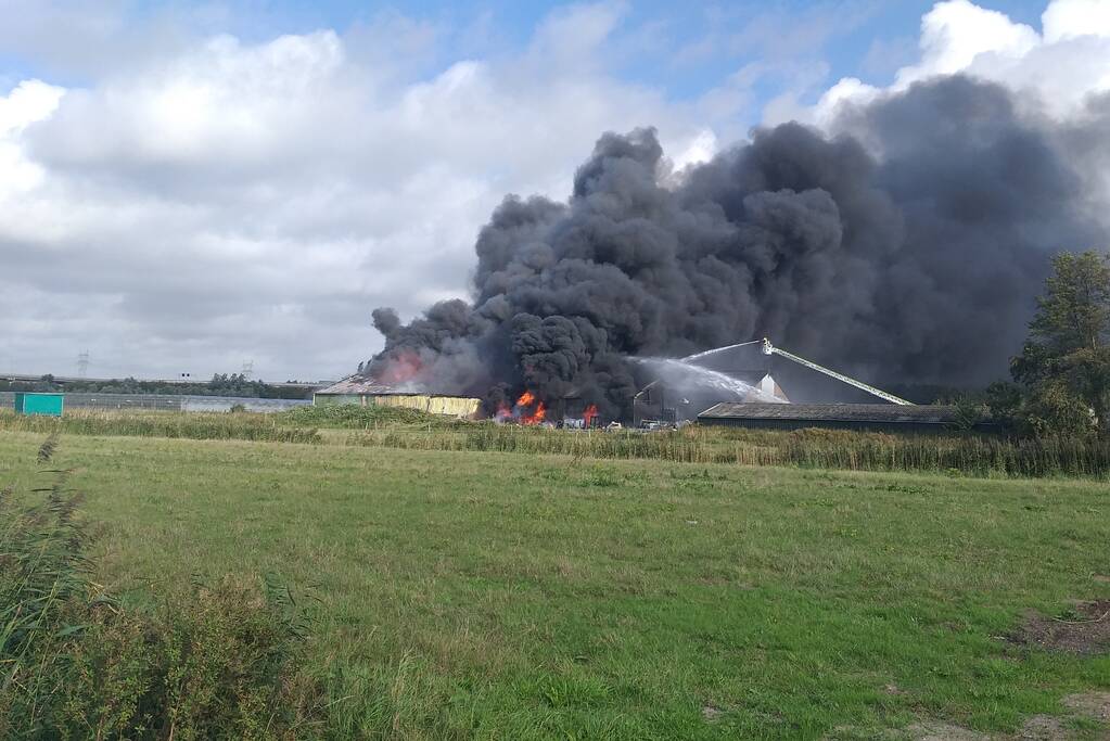 Uitslaande brand in loods aan de Rijsoord