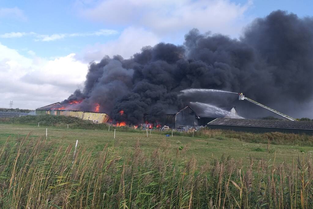 Uitslaande brand in loods aan de Rijsoord