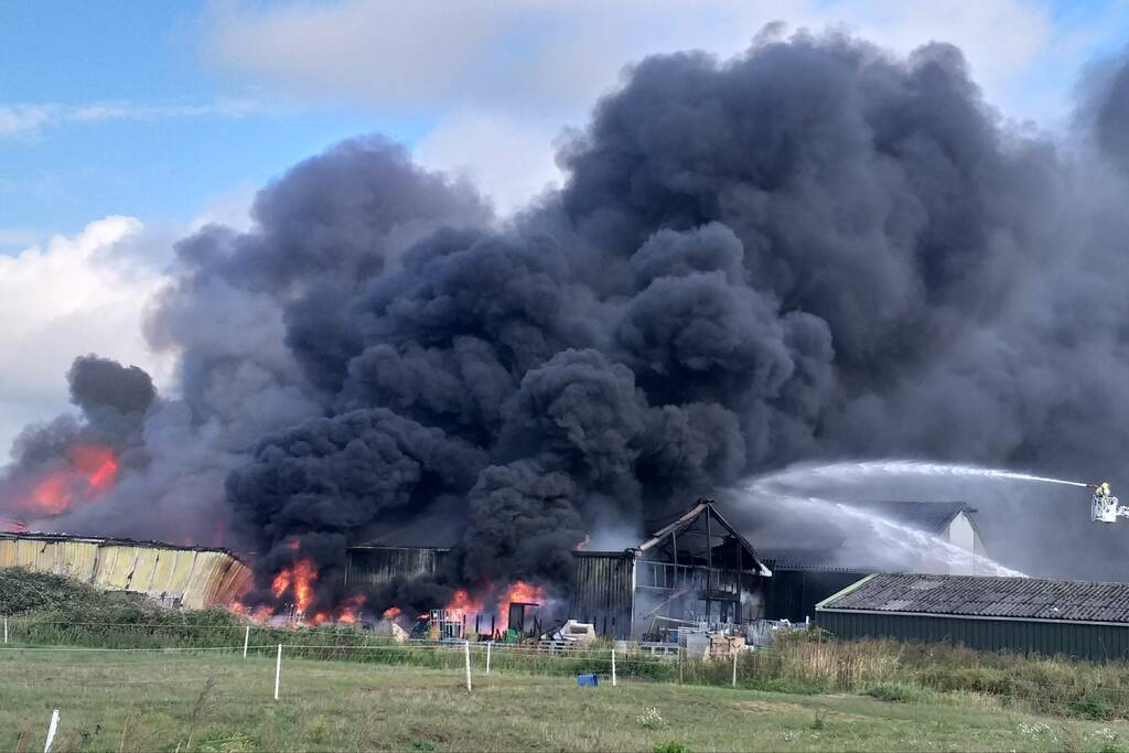 Uitslaande brand in loods aan de Rijsoord
