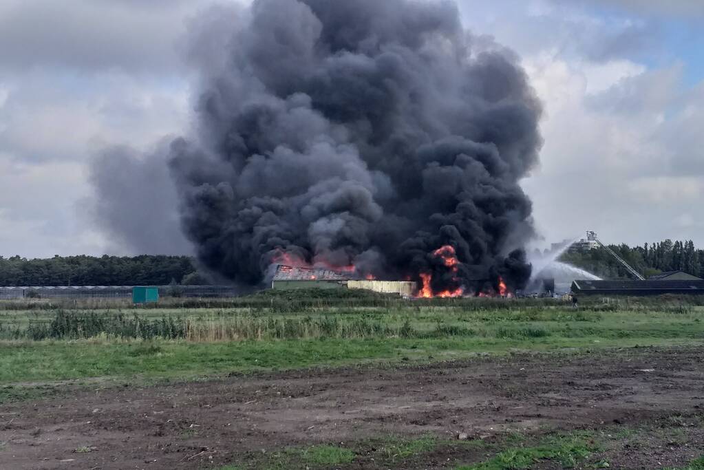 Uitslaande brand in loods aan de Rijsoord