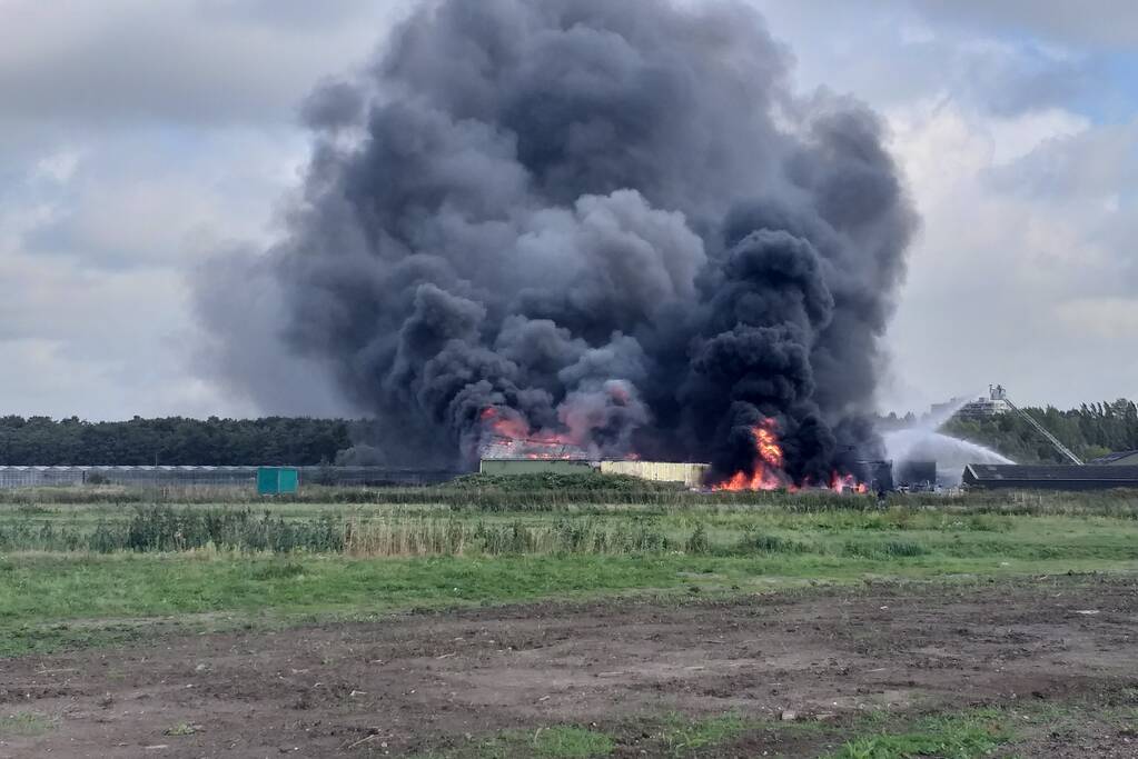 Uitslaande brand in loods aan de Rijsoord
