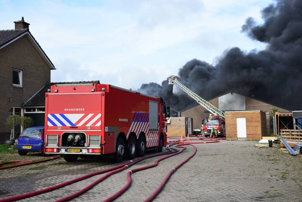 Uitslaande brand in loods aan de Rijsoord