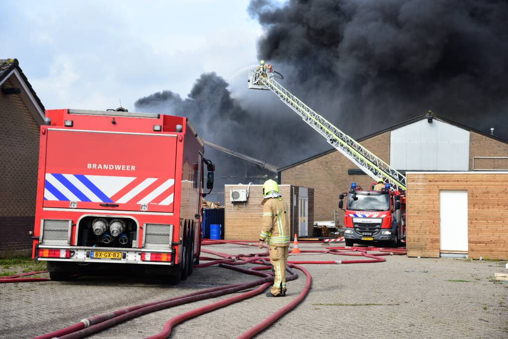 Uitslaande brand in loods aan de Rijsoord