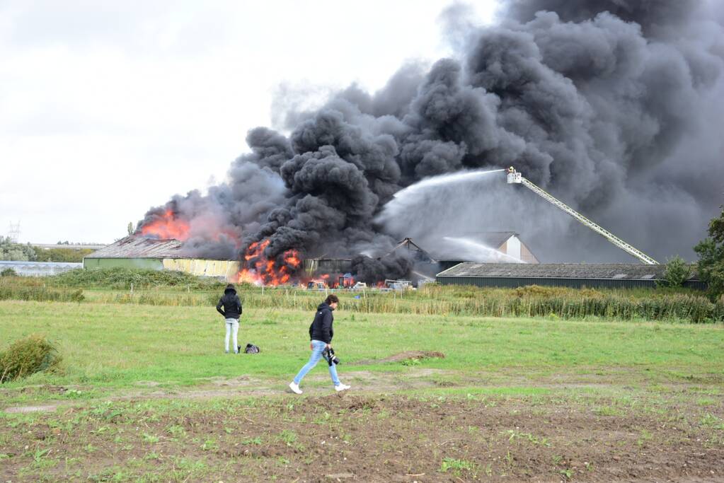 Uitslaande brand in loods aan de Rijsoord