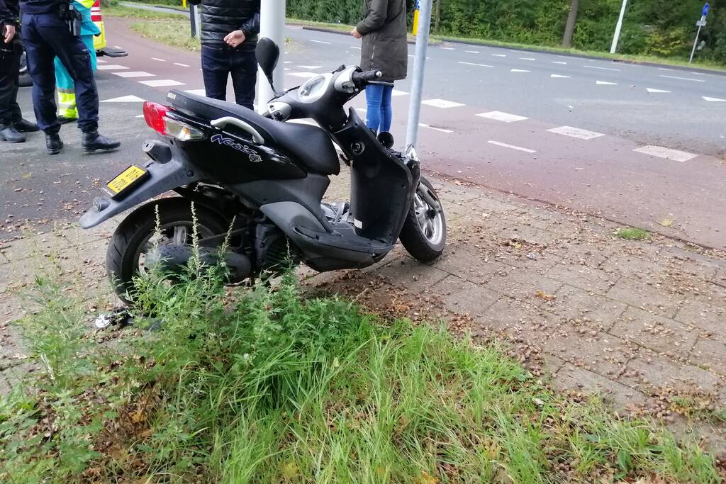 Brommer aangereden door personenauto