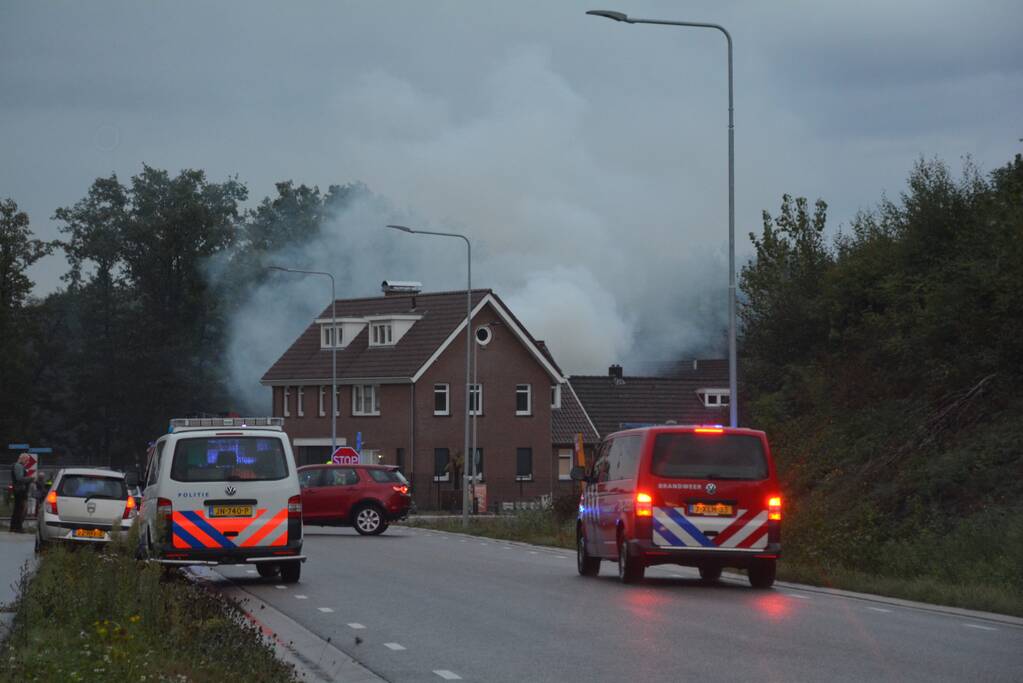 Veel rook bij grote brand in garage