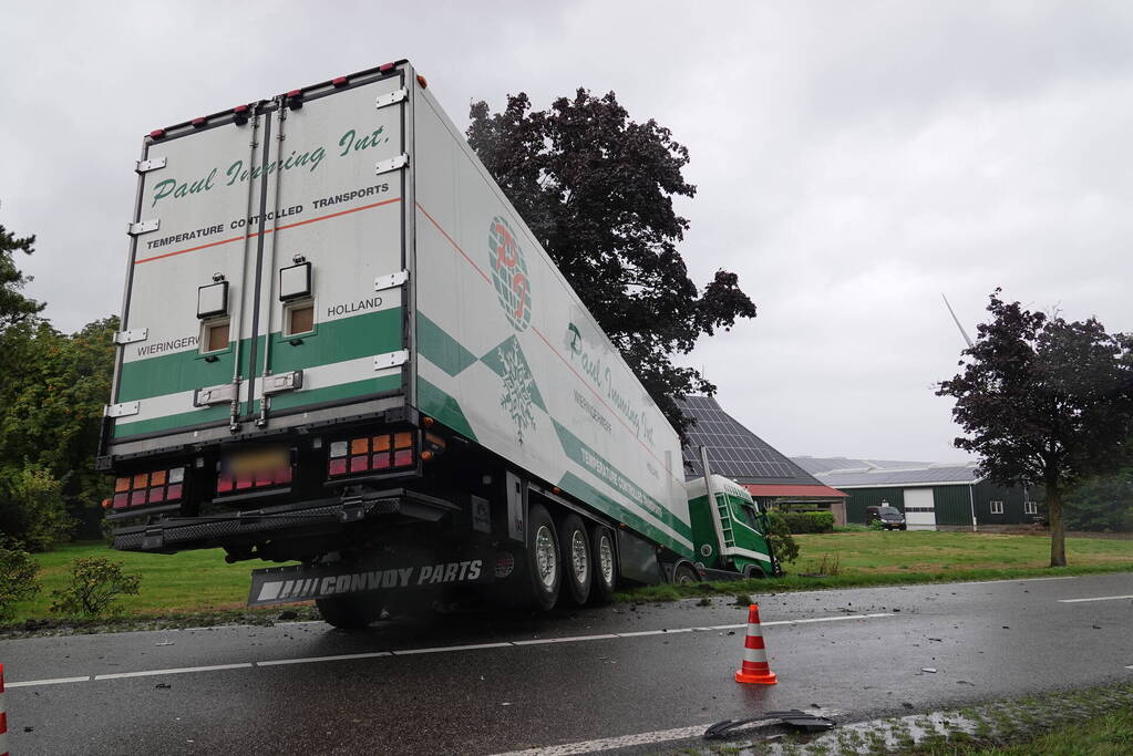 Automobilist zwaargewond na frontale aanrijding met vrachtwagen