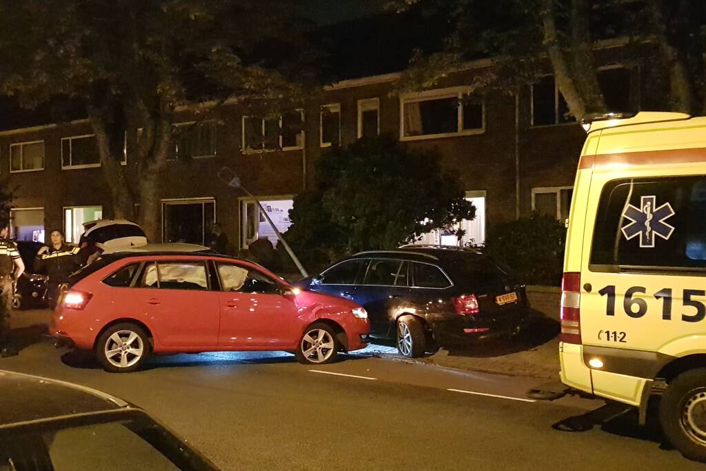 Auto botst op geparkeerde auto's