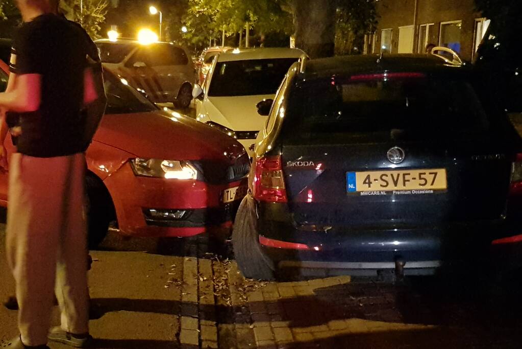 Auto botst op geparkeerde auto's
