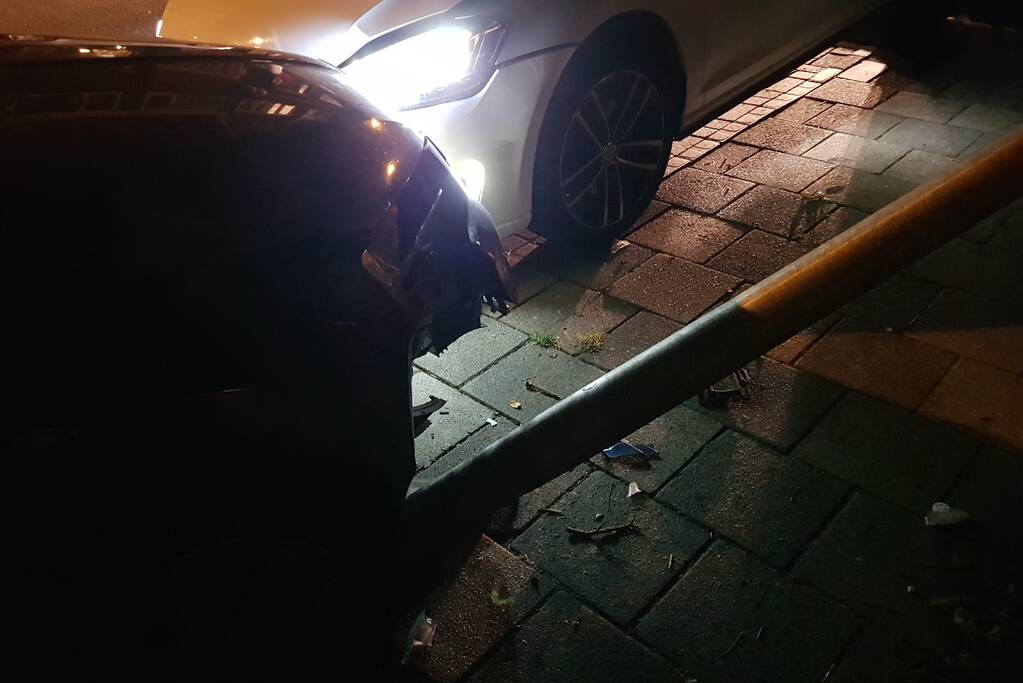 Auto botst op geparkeerde auto's