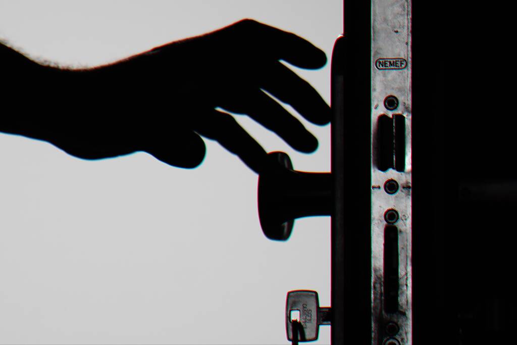 Bewoner smijt deur in gezicht overvaller