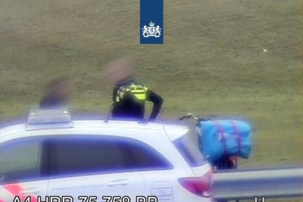 Fietser gespot op snelweg knooppunt Benelux