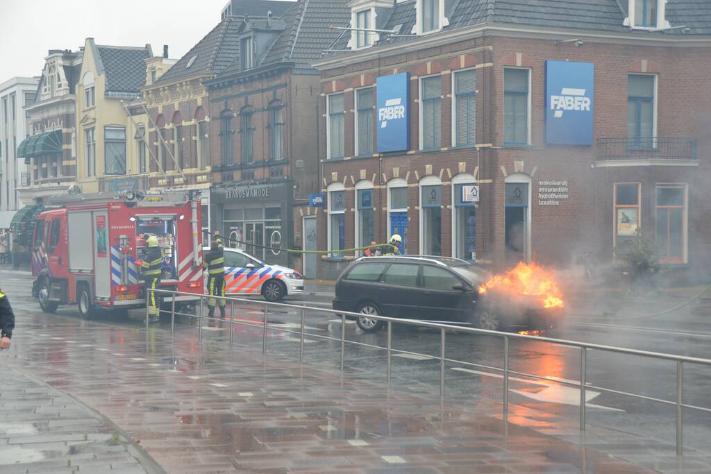 Auto verwoest na brand