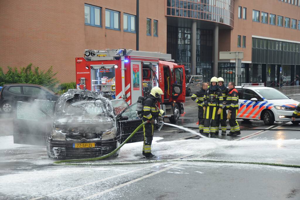 Auto verwoest na brand