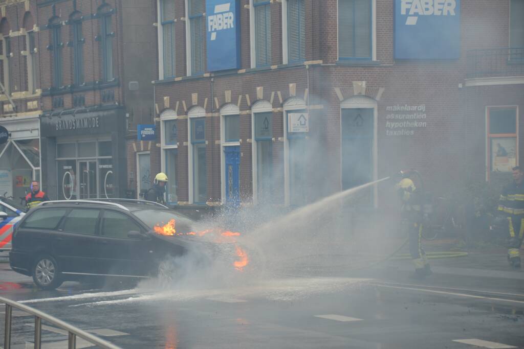 Auto verwoest na brand