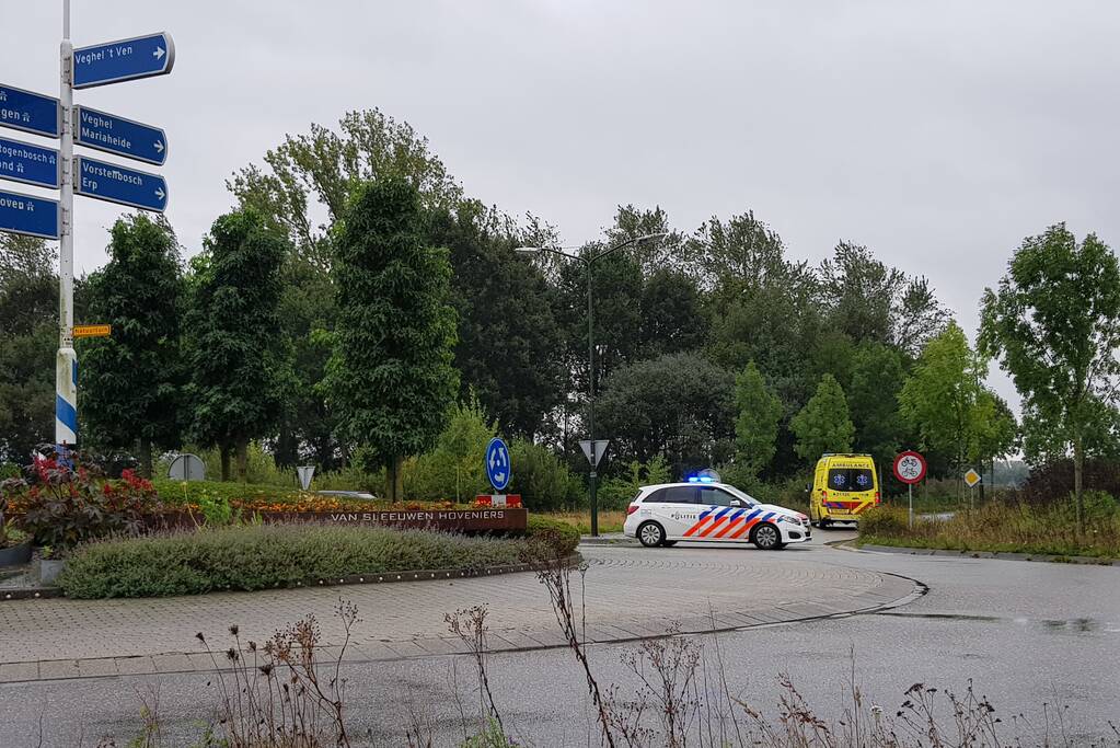 Bestuurder gewond na botsing tegen lantaarnpaal