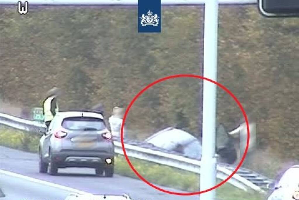 Auto schiet over vangrail snelweg