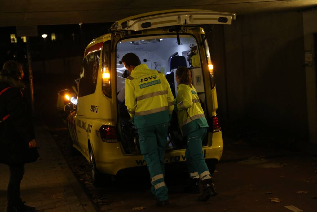 14-jarige meisje aangereden door auto, bestuurder reed door