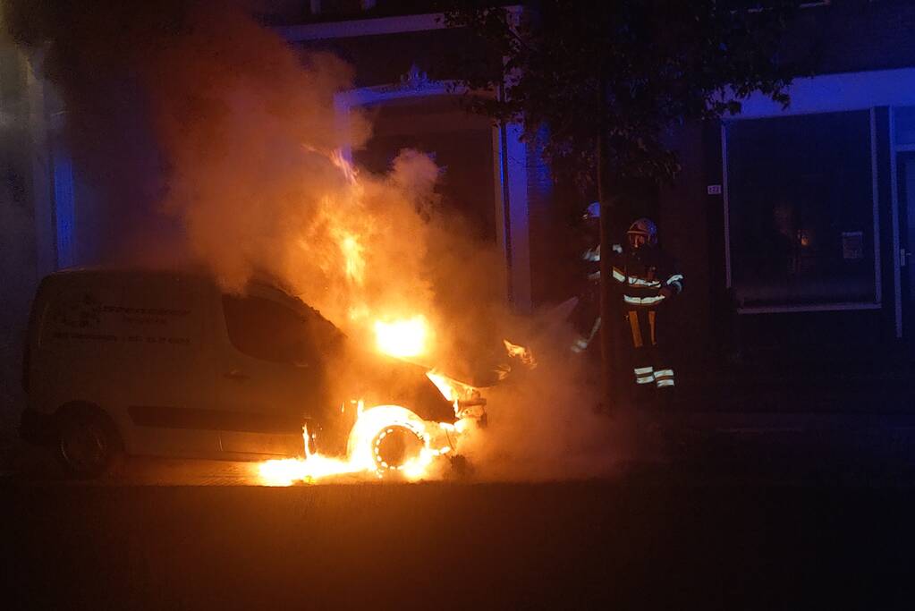 Bedrijfswagen in vlammen op