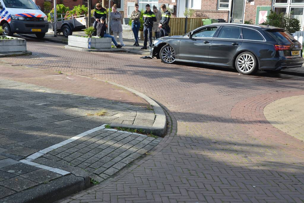 Automobilist  botst op wegversmalling