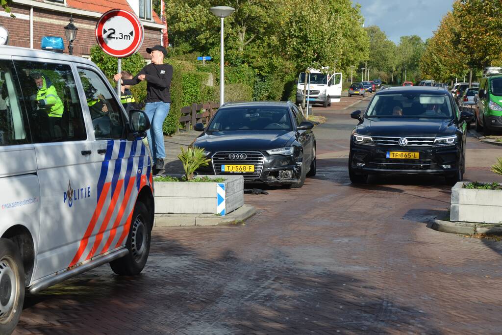 Automobilist  botst op wegversmalling