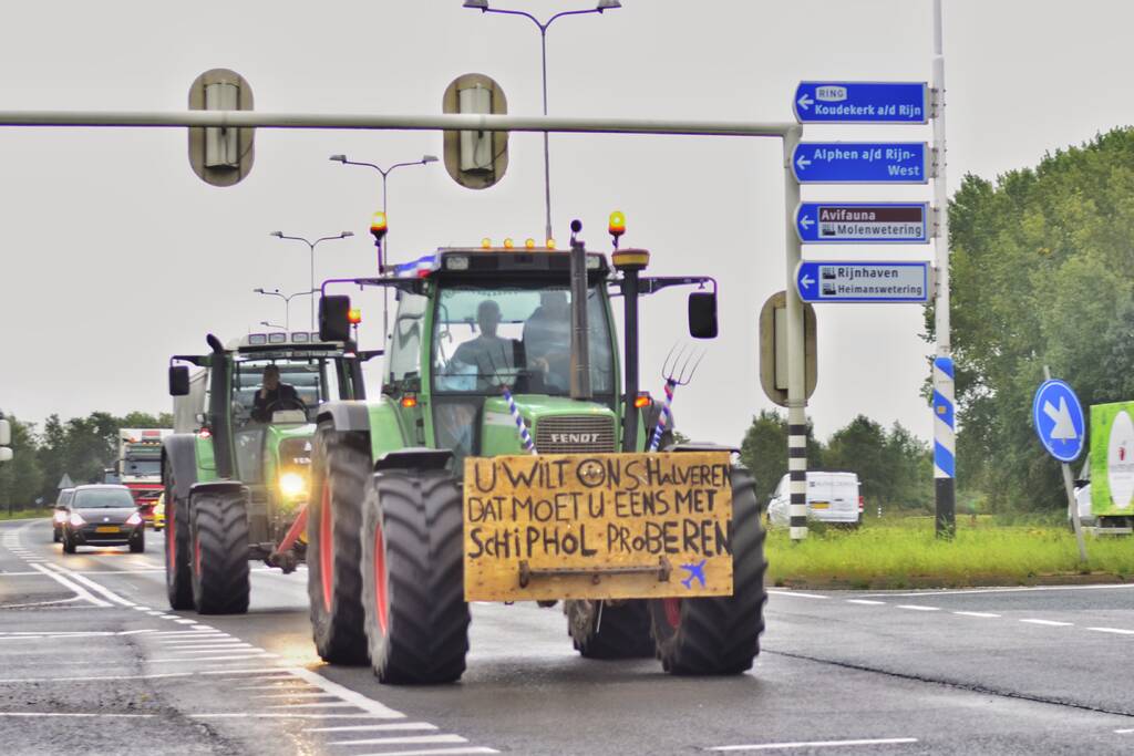 Enorme files: ondanks verbod honderden boeren met tractoren snelweg op