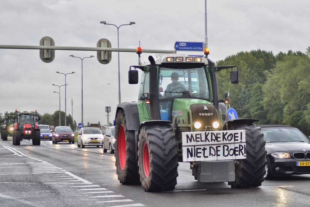 Enorme files: ondanks verbod honderden boeren met tractoren snelweg op